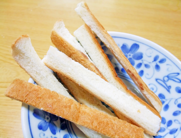 leftover-breadcrusts-in-a-bowl-and-white-bowl-1.png